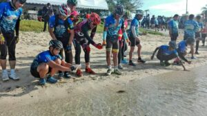 Cyclists gather to release 80 sea turtles | News by Thaiger