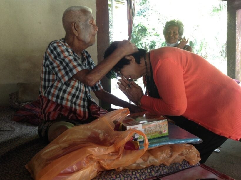 ลูกหลานแห่ขอพร ตาทวด อายุยืน 103 ปี ที่กระบี่ เพื่อความเป็นสิริมงคลของชีวิต ในโอกาสส่งท้ายปีเก่าต้อนรับปีใหม่ | The Thaiger