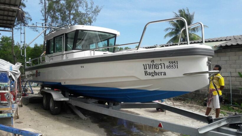 Strong winds in Krabi sweep a speed boat off its mooring