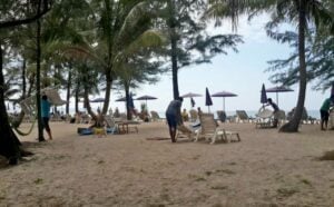 70% of the illegal businesses on Laypang beach cleared. A few remain. | News by Thaiger