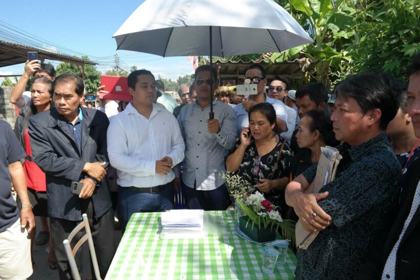 สำนักงานที่ดินจังหวัดภูเก็ตลงพื้นที่รังวัดทำแผนที่กรณีพิพาทที่ดินบริเวณชุมชนประชาสามัคคี ตามคำสั่งของศาล | The Thaiger