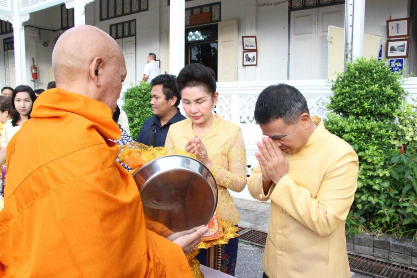 พ่อเมืองภูเก็ตนำข้าราชการและประชาชน ร่วมทำบุญตักบาตรพระสงฆ์ 91 รูป เนื่องในวันชาติและวันพ่อแห่งชาติ | The Thaiger