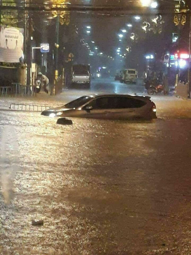 ภูเก็ตฝนถล่มนานกว่า 3 ชั่วโมงน้ำท่วมขังหลายจุดจราจรติดขัดส่งผลให้รถที่ขับฝ่ากระแสน้ำเสียหายหลายคัน | News by The Thaiger