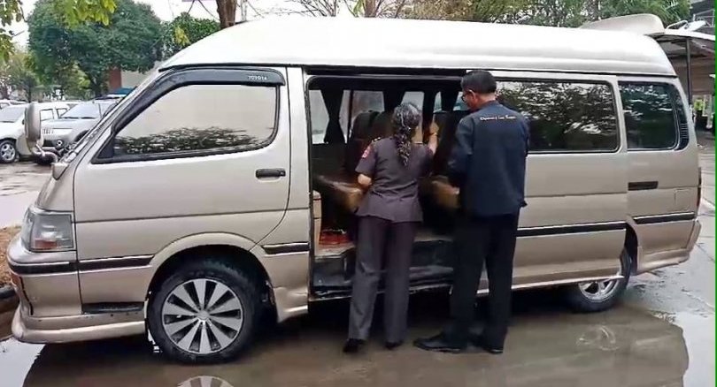 Seven students faint in Ayutthaya school van