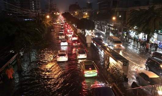 Unseasonal rain hits Bangkok