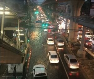 Unseasonal rain hits Bangkok | News by Thaiger