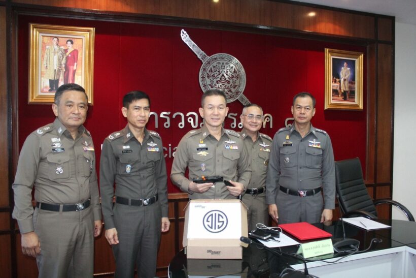 ภาค 8 แจกจ่ายอาวุธปืนพกประจำกายให้แก่ข้าราชการป้องกันปราบปราม ฝ่ายสืบสวน และหน่วยปฏิบัติการพิเศษ | The Thaiger