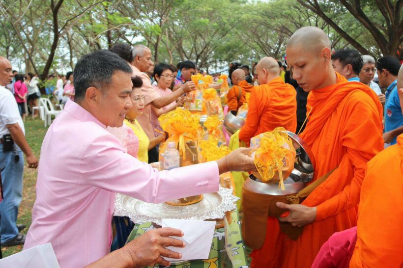 พ่อเมืองภูเก็ตนำข้าราชการประชาชนและนักท่องเที่ยว | The Thaiger