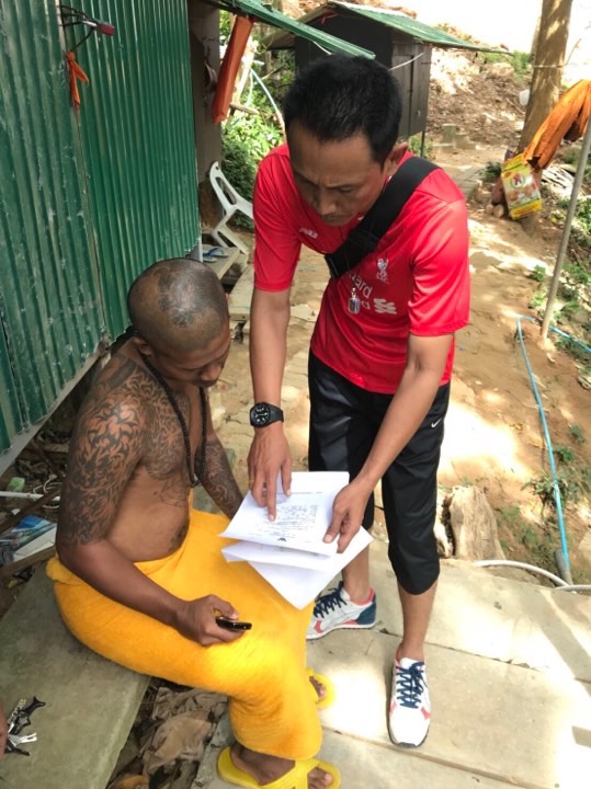 รวบผู้ต้องหาคดีค้างเก่า 1 ราย หนีหมายศาลมาบวชที่วัดพระใหญ่ ไม่รอดนำตัวส่งดำเนินคดี | The Thaiger
