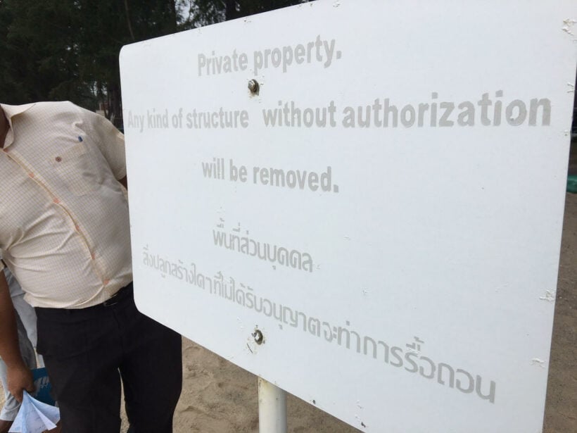 นายอำเภอถลาง นำทีมตรวจสอบเหตุพนักงานโรงแรมดังไล่นักท่องเที่ยวพ้นชายหาด อ้างเป็นพื้นที่ของโรงแรม | The Thaiger