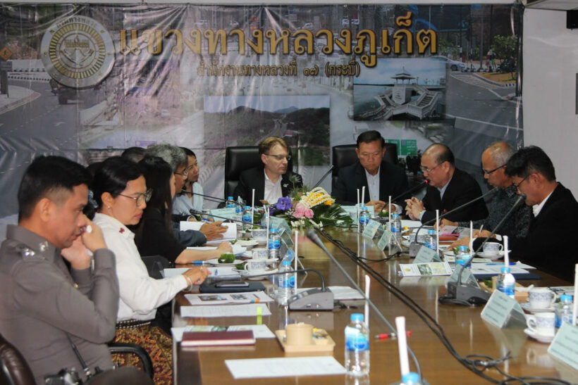 คณะผู้เกี่ยวข้องลงพื้นที่ตรวจสอบและศึกษาแนวทางการแก้ไขปัญหาร้องเรียน การก่อสร้างทางลอดแยกสามกอง | The Thaiger