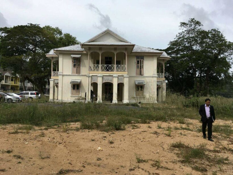 ผู้ว่าราชการภูเก็ต ประชุมคณะทำงานออกแบบปรับปรุงบ้านรับรองธนาคารชาร์เตอร์แบงค์และบริเวณใกล้เคียง | The Thaiger