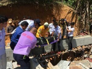 Samkong landslide killed one worker, injures another | News by Thaiger