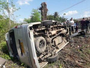 Pick-up and van crash in Krabi kills the driver and injures 10 | News by Thaiger