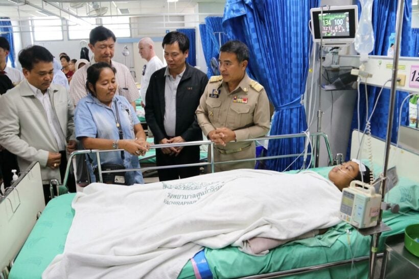 ผู้ว่าราชการภูเก็ต เข้าเยี่ยมให้กำลังใจครอบครัวนักศึกษา ที่ประสบอุบัติเหตุเครื่องบินเล็กตก | The Thaiger