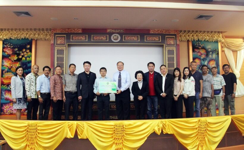 ทน.ภูเก็ต ร่วมกับ ภาคีเครือข่าย มอบเงิน 1.36 ล้าน สมทบทุนจัดซื้อเครื่องมือแพทย์โรงพยาบาลฉลอง | The Thaiger