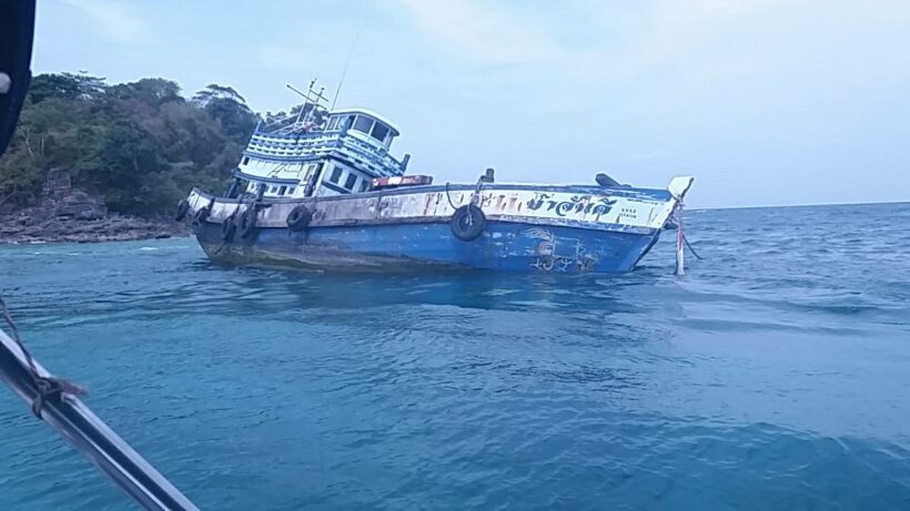 จนท.อุทยานฯ เตรียมดำเนินคดี เรือขนขยะที่ถูกคลื่นซัดติดโขดหิน หน้าเกาะพีพี ฐานทำลายปะการังเสียหาย | The Thaiger