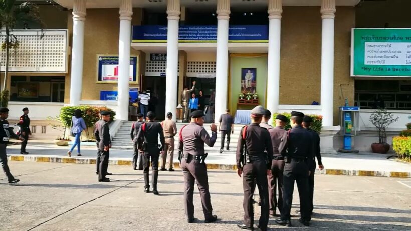 ศาลนัดอ่านคำพิพากษาบังฟัต พร้อมพวก ฆ่าผู้ใหญ่บ้านพร้อมพวก 8 ศพ ท่ามกลางเจ้าหน้าที่คุมเข้ม | The Thaiger