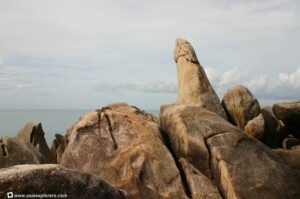 Naked tourist hugs a rock in Samui. But not just any rock! | News by Thaiger