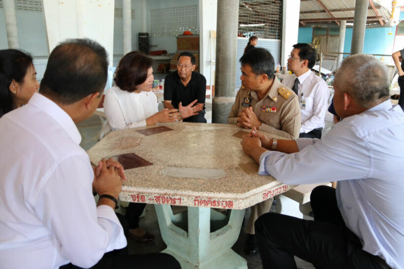 ผู้ว่าฯประธานรดน้ำศพกัปตันเครื่องบินตกท่ามกลางบรรยากาศโศกเศร้า | The Thaiger