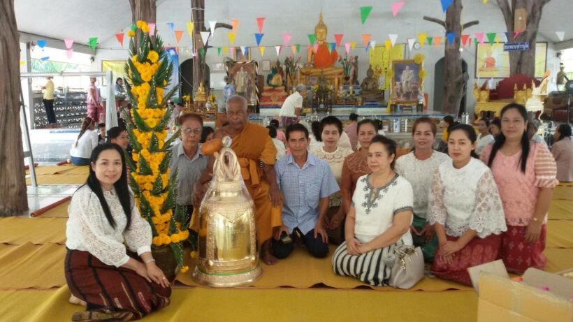 สาวใจบุญ พร้อมเพื่อนๆ นำระฆังขนาดยักษ์บริจาค ให้วัดเขาสามหน่วย อ.คลองท่อม | The Thaiger