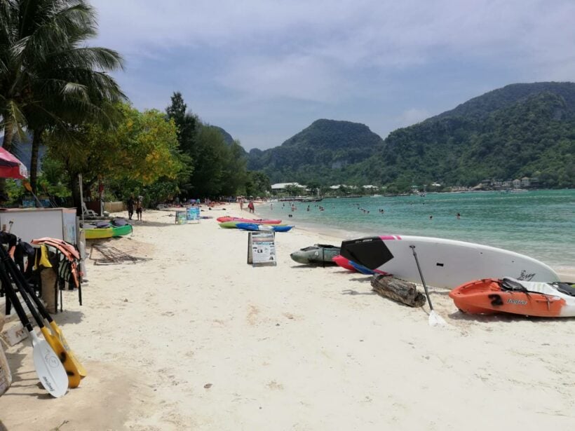 เละ!ป้ายโฆษณาขายบริการนำเที่ยว เรือคายัค วางกีดขวางเกลื่อนตลอดแนวชายหาดเกาะพีพี | The Thaiger