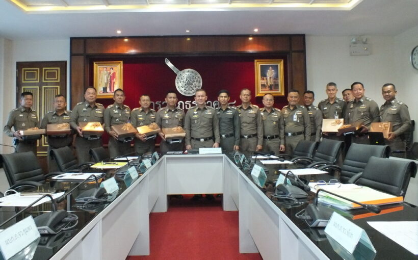 ตำรวจภูธรภาค 8 มอบเครื่องแบบและอาวุธปืนพกประจำกายให้แก่ข้าราชการตำรวจ | The Thaiger