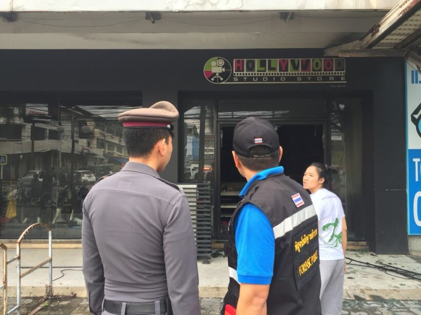 พิสูจน์หลักฐานภูเก็ตลงพื้นที่ตรวจสอบร้านขายเสื้อผ้าไฟไหม้ เบื้องต้นคาดว่า ไฟฟ้าลัดวงจร | The Thaiger
