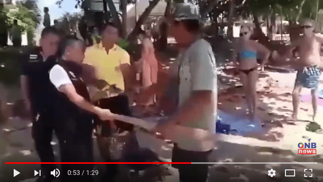 Krabi vendors are revolting – Officials try to arrest beach vendors on Ao Nang beach