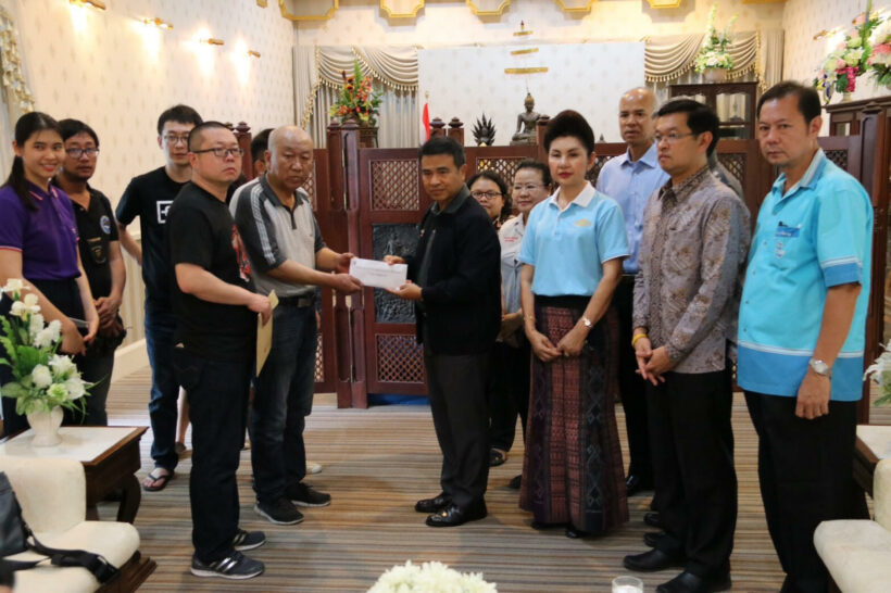 ผวจ.มอบเงินให้พ่อนักท่องเที่ยวชาวที่ประสบอุบัติจนเสียชีวิต ที่บริเวณถนนสายกมลา-ป่าตอง | The Thaiger