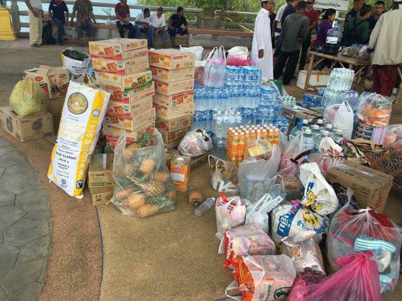 ชาวบ้านเกาะลันตานำข้าวสารอหารแห้งบริจาคให้ชาวโรฮิงญา ที่กำลังเดินทางต่อไปยังประเทศมาเลเซีย | News by The Thaiger