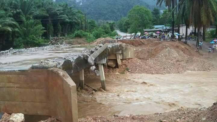ฝนตกหนัก สะพานข้ามคลองขาดชาวบ้านไม่สามารถข้ามไปมาได้ | The Thaiger