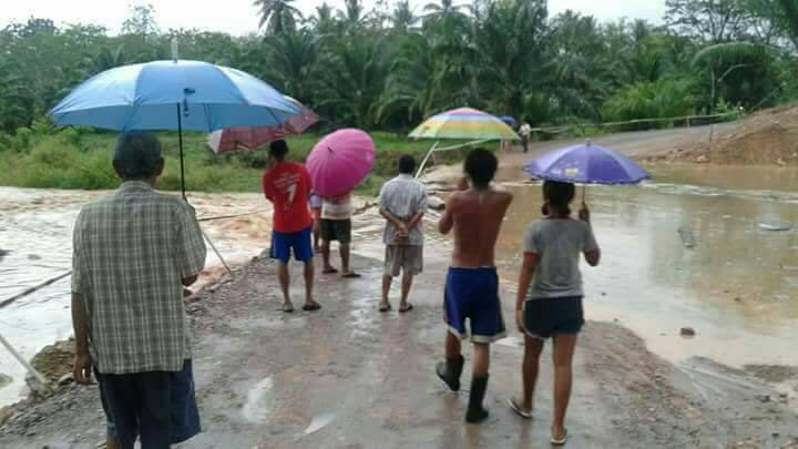ฝนตกหนัก สะพานข้ามคลองขาดชาวบ้านไม่สามารถข้ามไปมาได้ | News by The Thaiger