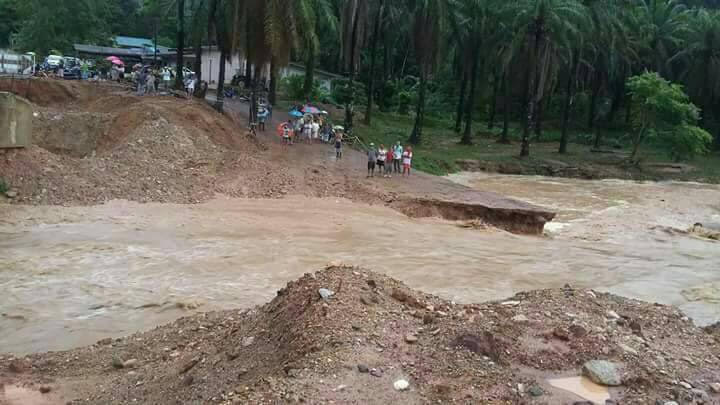 ฝนตกหนัก สะพานข้ามคลองขาดชาวบ้านไม่สามารถข้ามไปมาได้ | News by The Thaiger