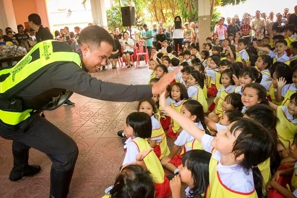 ตำรวจจิตอาสา ทำดีโดยไม่หวังสิ่งตอบแทน เห็นแค่รอยยิ้มจากคนที่รอความช่วยเหลือ | The Thaiger