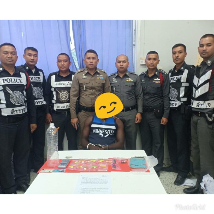 ตร.ถลางรวบหนุ่มไนจีเรียคาด่านตรวจหน้าสภ.ถลาง พร้อมโคเคน มูลค่าประมาณ 3 แสน | The Thaiger