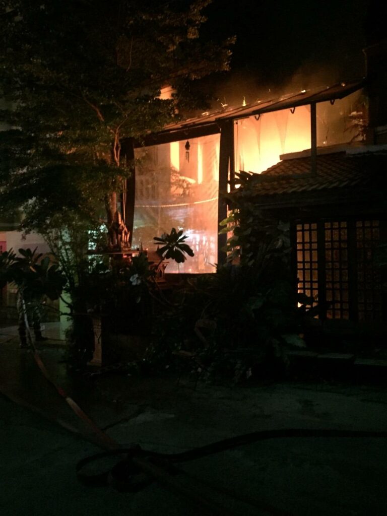 Two escape injures in Patong house fire. Woken up by cat hero. | News by Thaiger