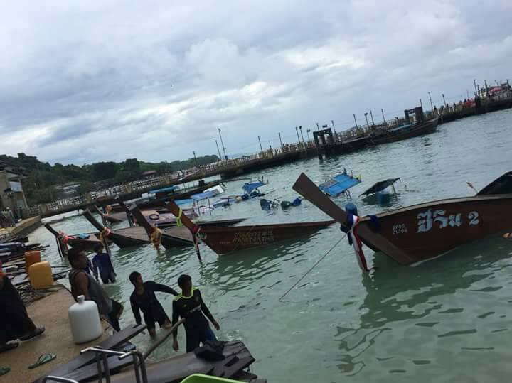 เกาะพีพีคลื่นลมซัดชายฝั่ง เรือหางยาวจม 8 ลำ โชคดีไม่มีผู้บาดเจ็บ | The Thaiger