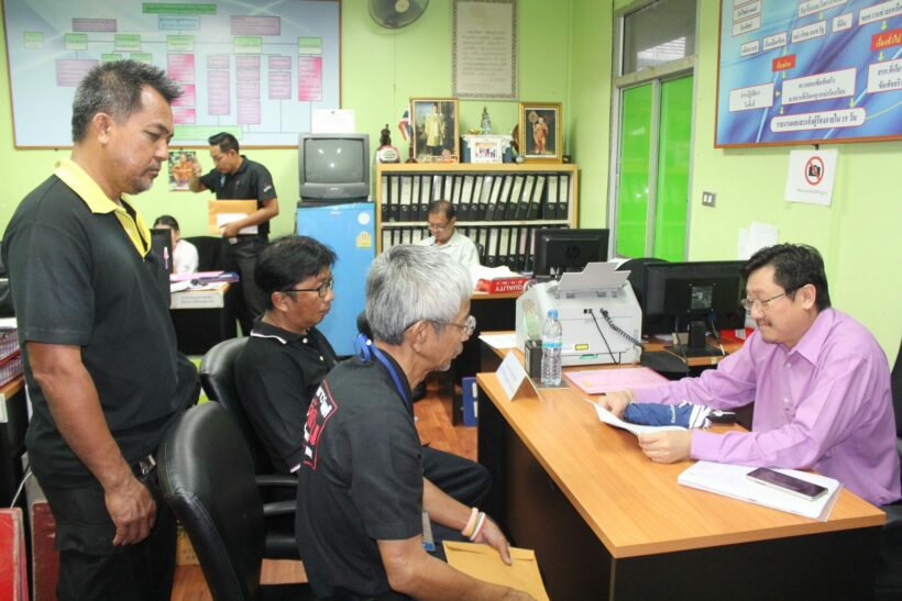 พนักงาน แต่งชุดดำเข้ายื่นหนังสือผ่านศูนย์ดำรงธรรม พิจารณาปลดผู้บริหารทีโอที | The Thaiger