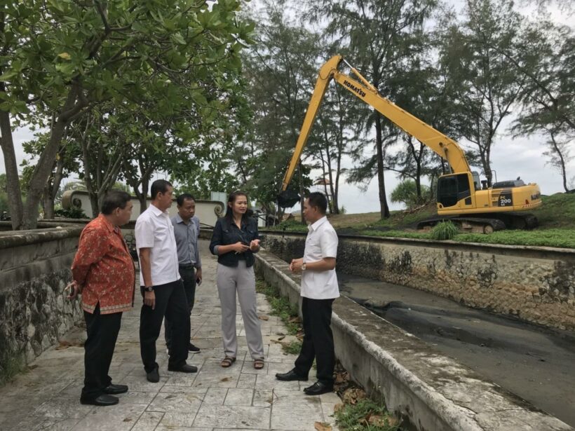 เทศบาลกะรน เร่งขุดลอกตะกอนในคลองบางลาต้นเหตุน้ำเสียสีดำไหลลงทะเลดังไปทั่วโลก | The Thaiger