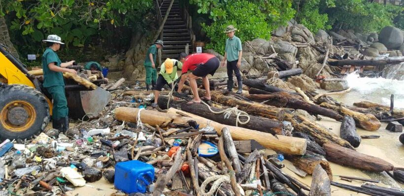 อ่วม ! คลื่นลมแรงหอบสารพัดขยะจากทะเล ซัดเข้าชายหาดภูเก็ต | The Thaiger