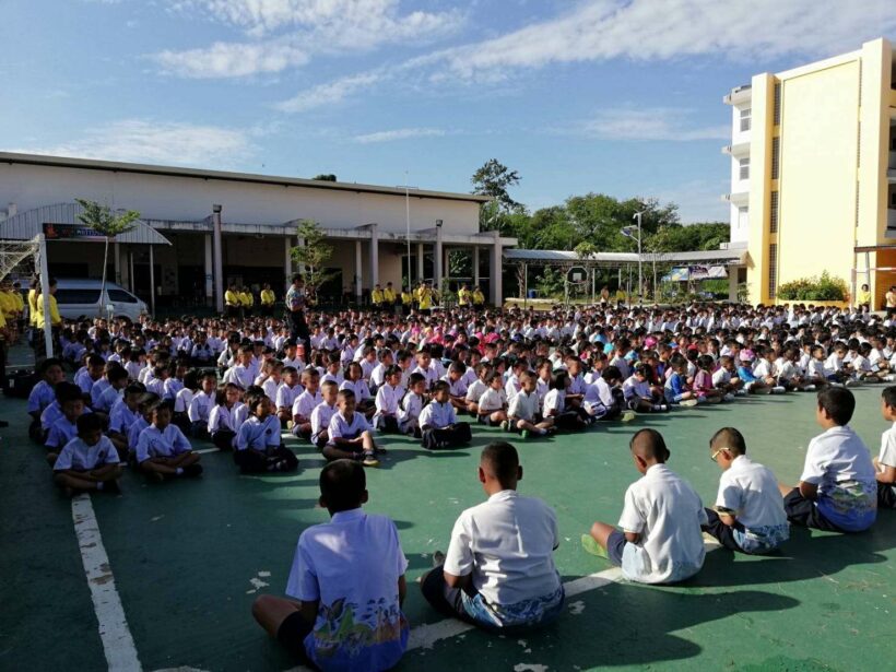 ส่งกำลังใจไม่ขาดสายไปยัง 13 ชีวิต | The Thaiger