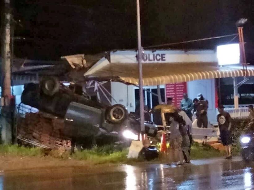 Chiang Mai: Tomato truck overshoots corner in Hod district