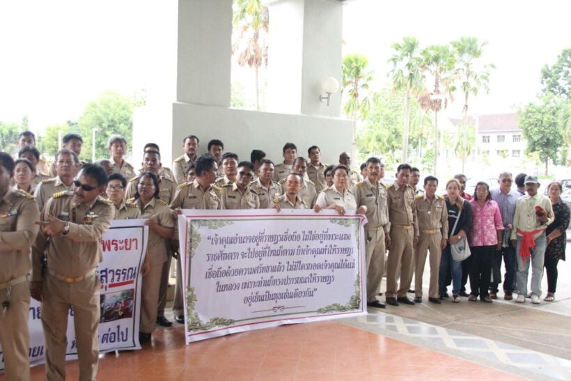 ชาวบ้าน ยื่นหนังสือถึงกรมการปกครอง ขอความเป็นธรรมให้นายอำเภอปลายพระยาที่มีคำสั่งย้าย | The Thaiger