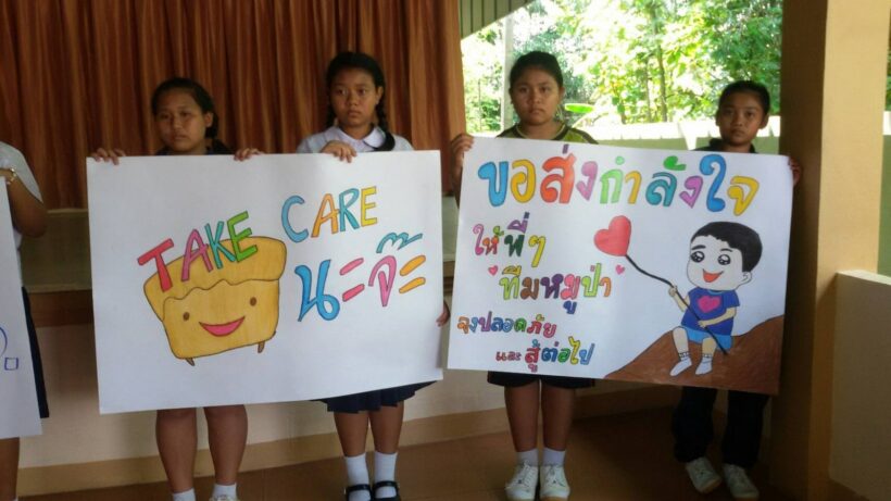นร.จ.กระบี่ ส่งใจถึงทีมนักกีฬาเยาวชน ติดถ้ำหลวง ขอให้ปลอดภัย | The Thaiger