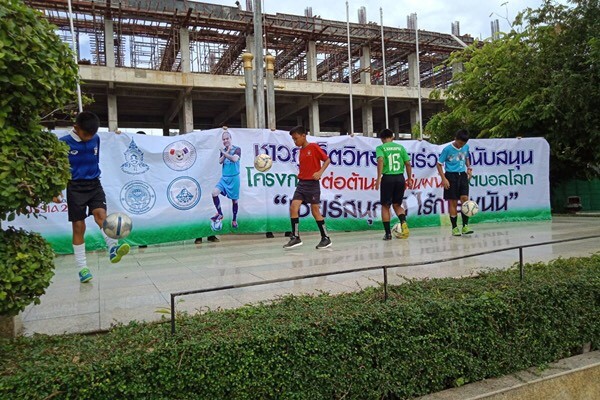 Phuket police chat to students about illegal World Cup football gambling