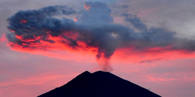 Bali: Thousands stranded as Mount Agung erupts again