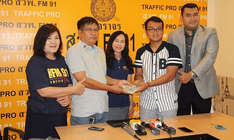 Bangkok: Taxi driver returns 270,000 baht cash