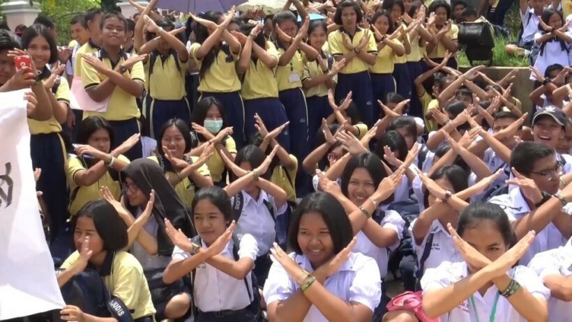 Songkhla: Teachers, parents and students protest new school director