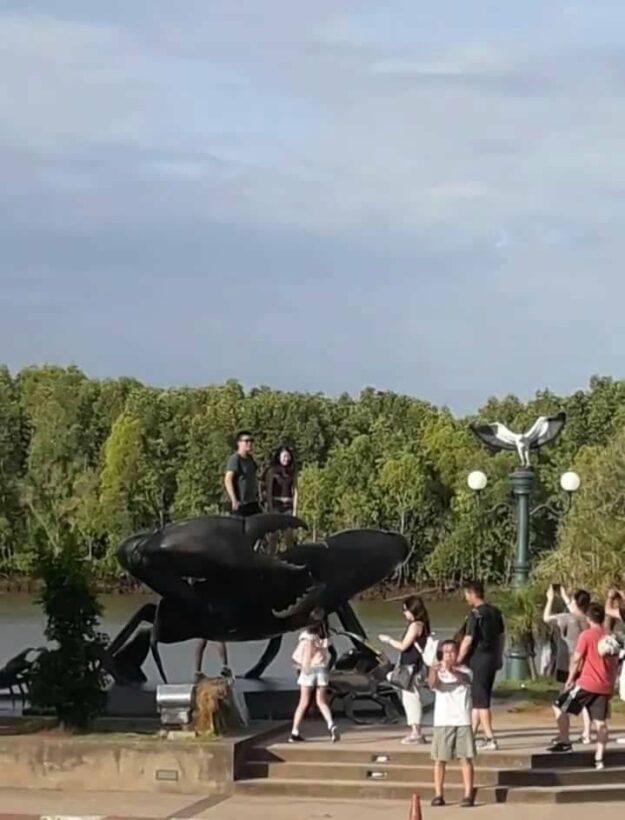 ชาวเน็ตกระบี่โวย นทท. ขึ้น ขย่มปูดำ ประติมากรรม แลนมาร์คชื่อดังเมืองกระบี่ | The Thaiger